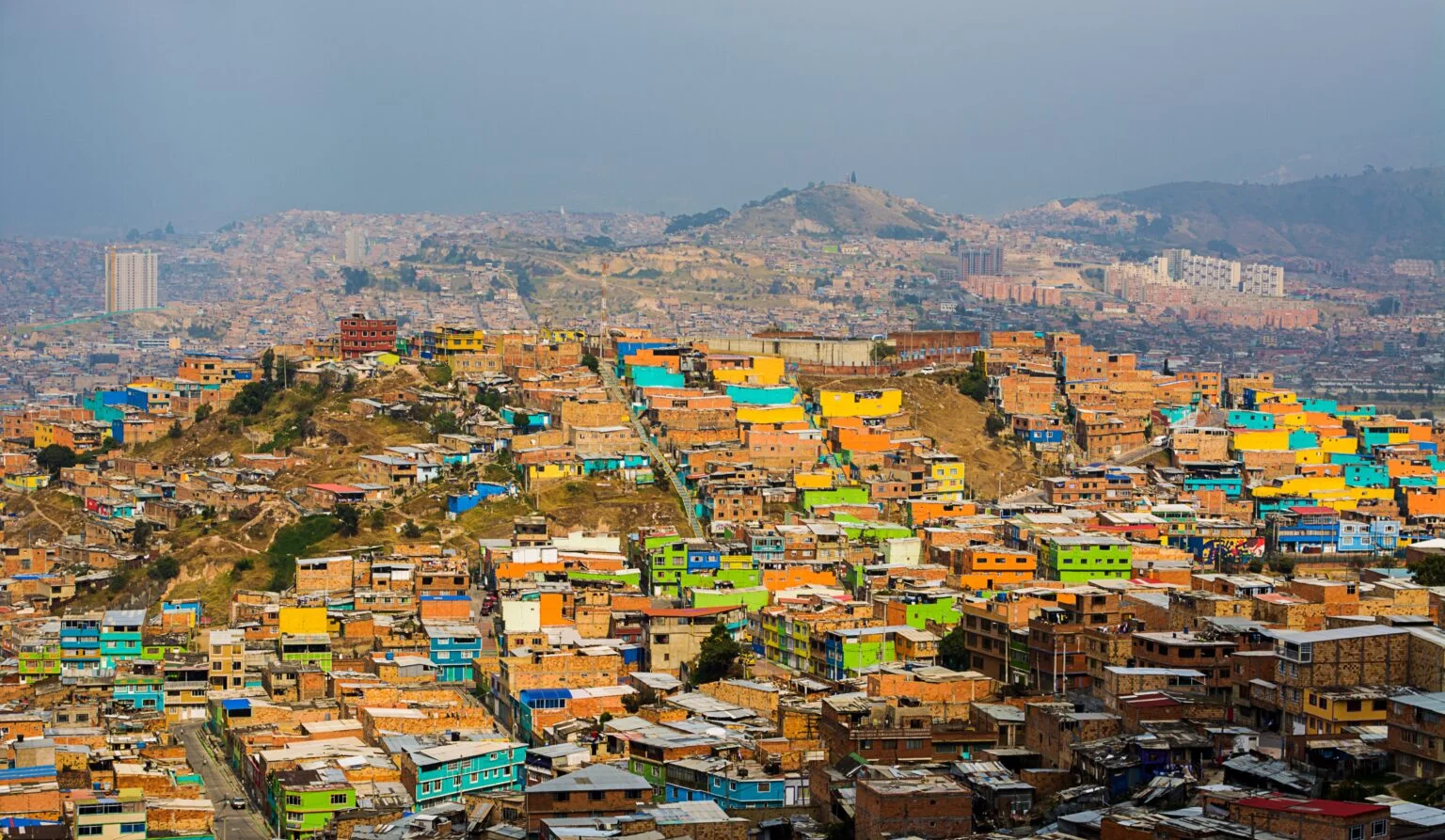 colorful-houses-bogota-mountains-1536x893 Imagen destacada del post de Julio Portieles