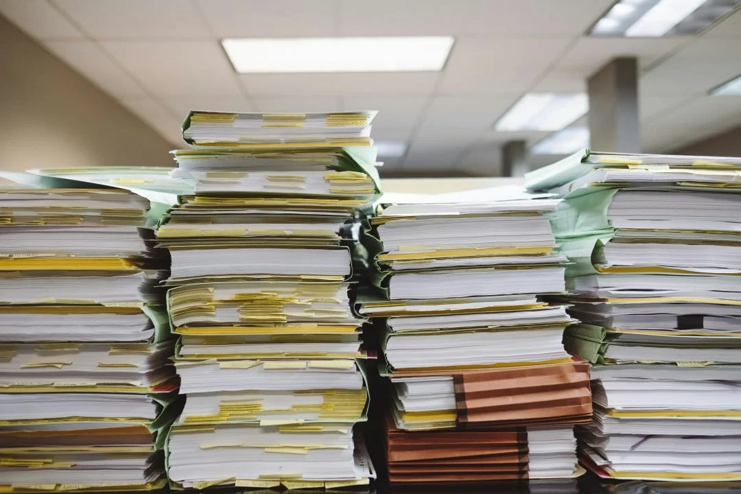 files-y-archivos-en-una-mesa Imagen destacada del post de Julio Portieles
